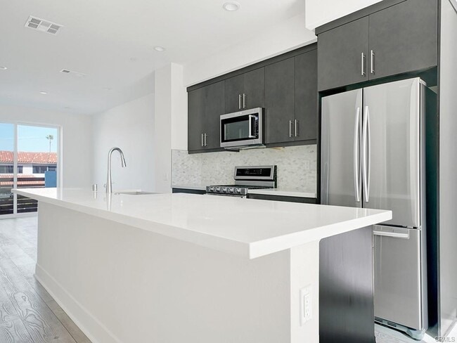 Building Photo - 683 W 17th St