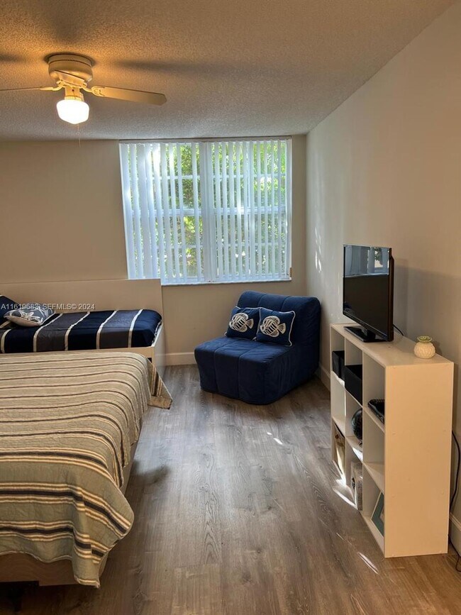 Building Photo - 19901 E Country Club Dr