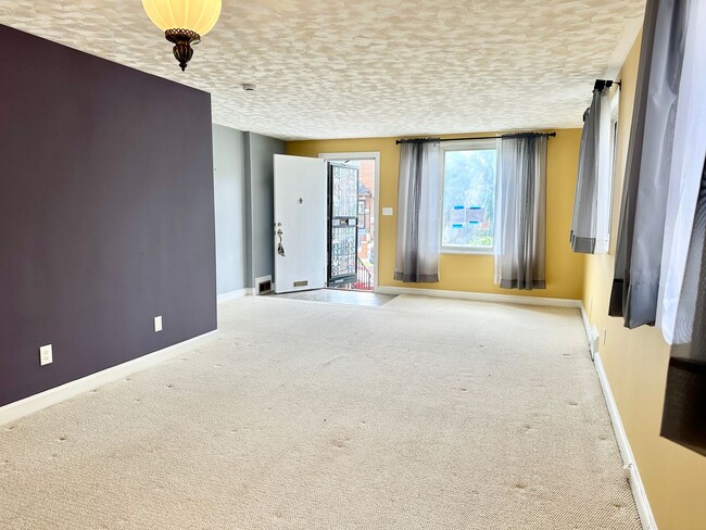 Building Photo - Charming 3-bedroom, 1.5-bathroom! Pets Wel...