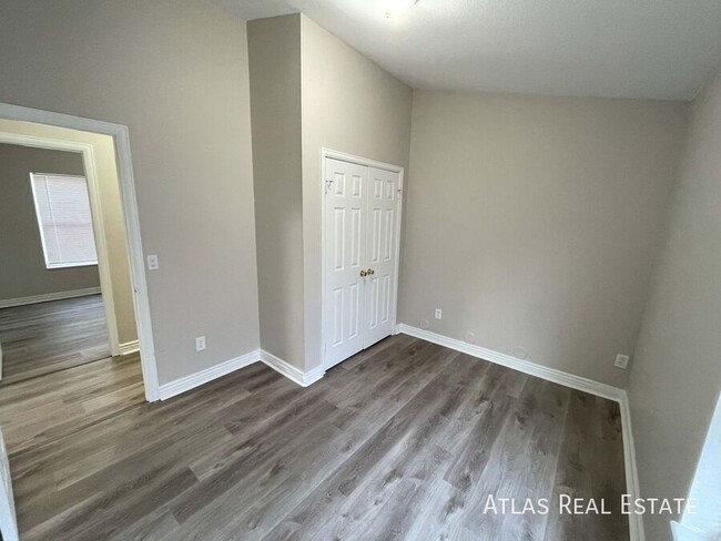 Building Photo - 4 bed 2 Bath Unit Just Minutes From Downto...