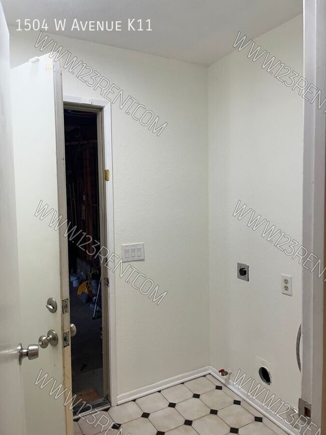 Building Photo - 1504 W Ave K11