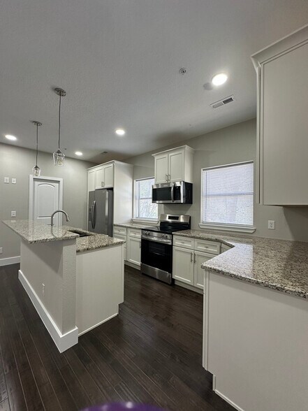 Building Photo - 941 Luttrell St