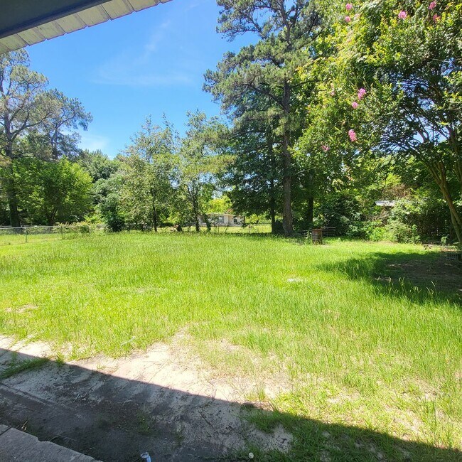 Building Photo - 302 Larsen St