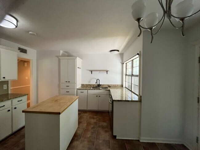 Building Photo - 8 Northwood Pl