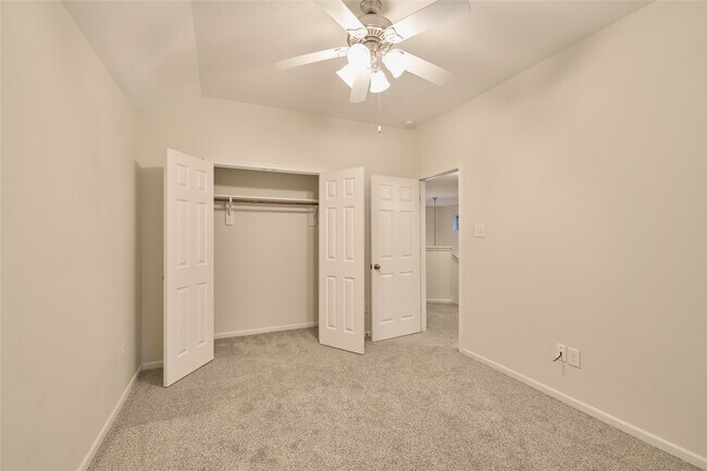 Building Photo - 12515 Lakeshore Dr