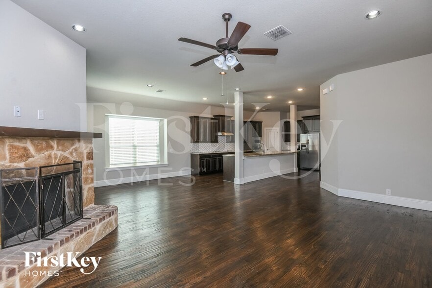 Building Photo - 2404 Cabrillo Ln