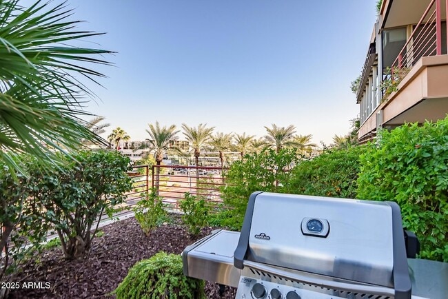 Building Photo - 7167 E Rancho Vista Dr