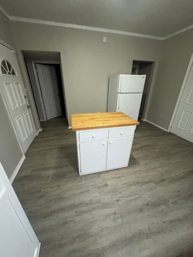 Building Photo - 3 bed 1 bath house for rent - akron