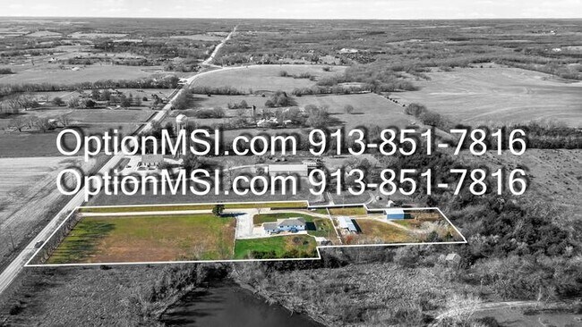 Building Photo - Country Charm Just Minutes From Lawrence!