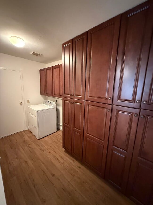 Building Photo - Two-Story 3 Bed, 3 Bath with Bonus Room in...