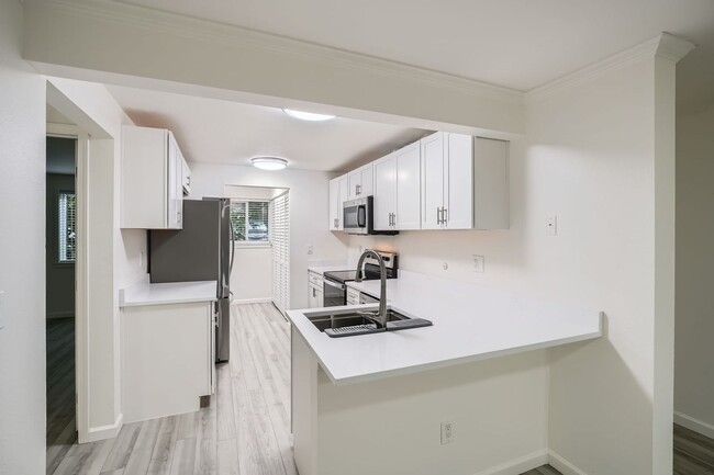 Building Photo - Beautiful 2Bed/1.75Bath in an Exclusive Co...