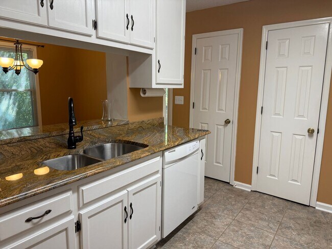 Building Photo - 2092 Woodlawn Dr SW