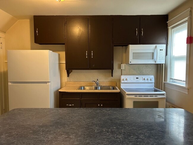 Building Photo - Beautiful 3 Bedroom End of Row Townhome in...