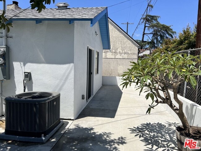 Building Photo - 3753 W 60th St