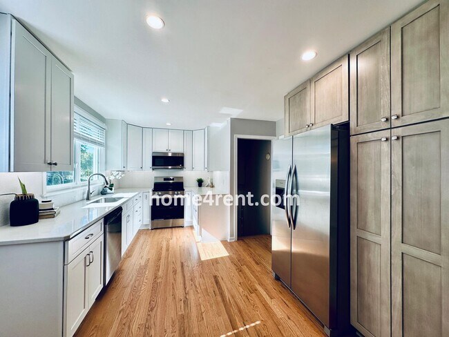 Building Photo - Attractive Overland Park Home w/ Wood Floo...