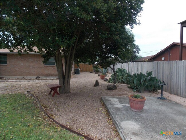 Building Photo - 1309 Azalea Ln