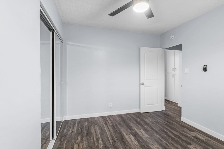 Building Photo - 925 E 19th St