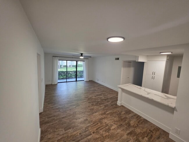 Building Photo - 209 Foxtail Dr