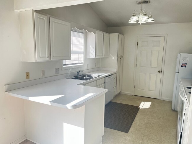 Building Photo - Pet Friendly 3 Bedroom, 2 Bath Duplex in College Park Available Soon!