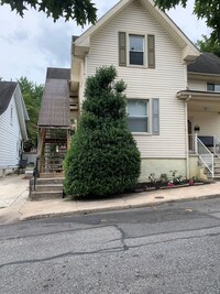 Building Photo - 405 Garlinger Ave