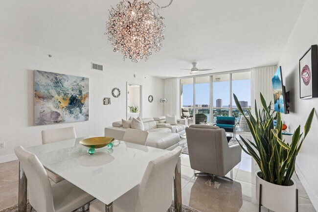 Building Photo - 2640 Lake Shore Dr