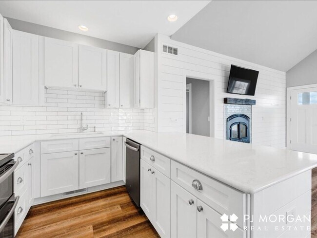 Building Photo - Tucked Away Yet Close to It All-Beautiful Elkhorn Rental has it all!