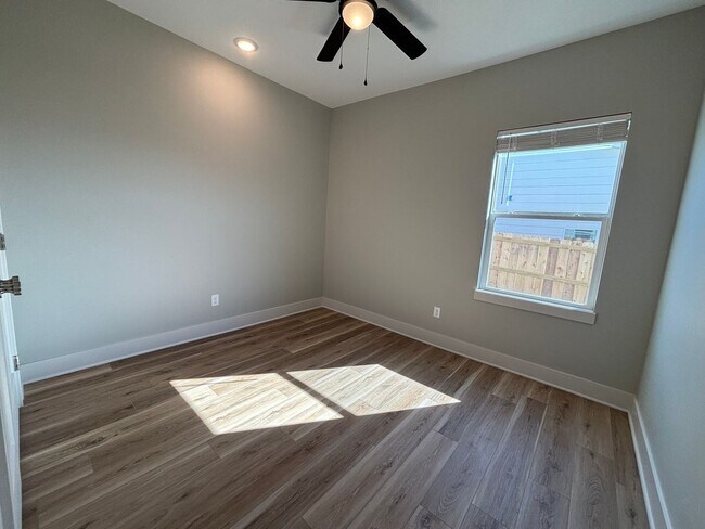 Building Photo - 1841/43 Hickory Creek