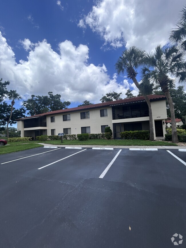 Building Photo - 5785 Gardens Dr
