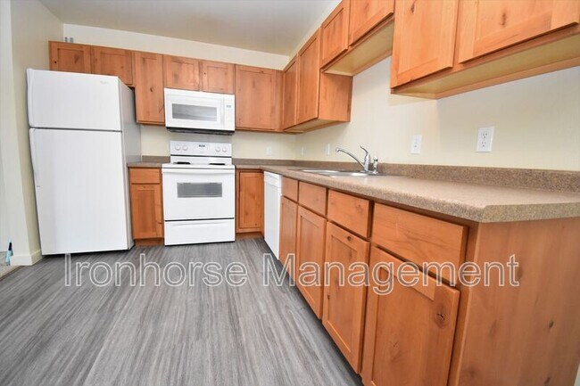 Building Photo - 807 W Villard St