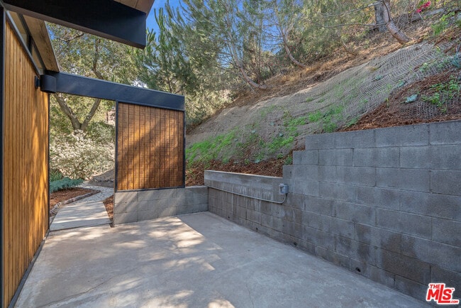 Building Photo - 1404 Oak Grove Dr