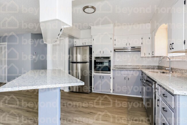 Building Photo - Beautifully renovated home with 3 bedroom ...