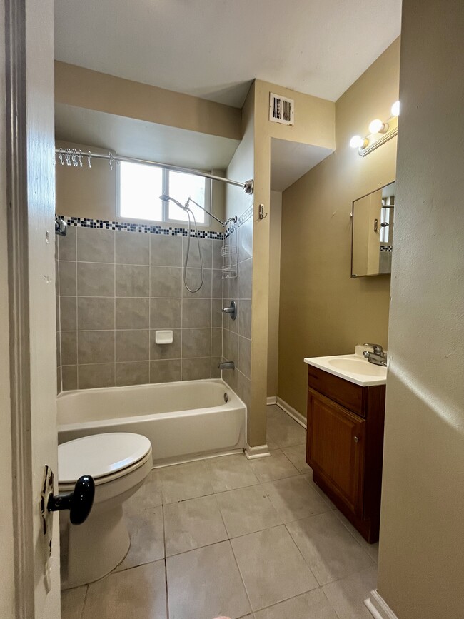Building Photo - 2671 Gladiolus St