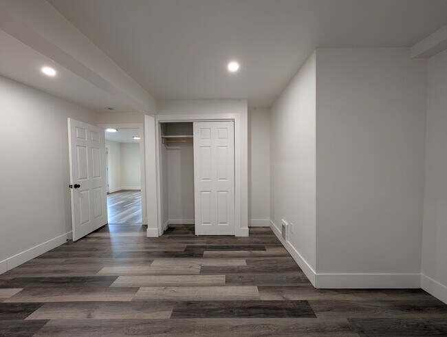 Building Photo - NW 9th &amp; Furnish Duplex