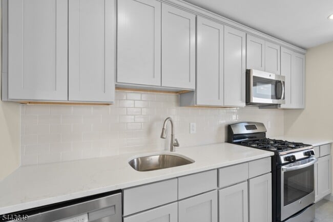 Building Photo - 145 6th St