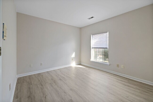 Building Photo - Experience a comfortable 3-bedroom, 3-bathroom single-family house.