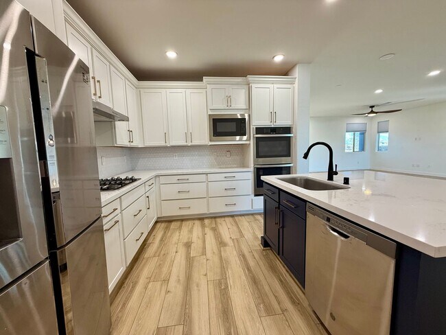 Building Photo - 3/BD 2.5/BA Contemporary Comfort in a Prime Location!