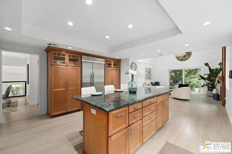 Building Photo - 1456 1/2 E Chevy Chase Dr