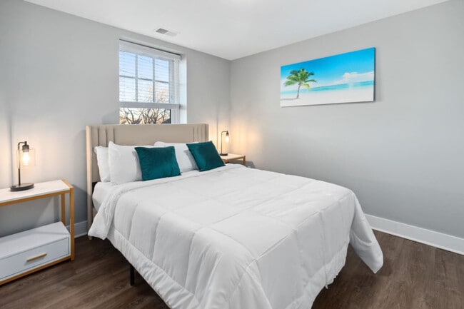 Building Photo - 457 E Kirby St