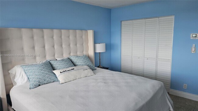 Building Photo - 3140 S Ocean Dr