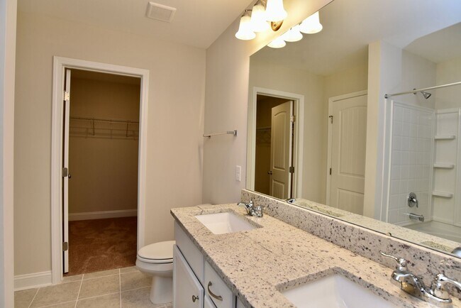 Building Photo - 3 Bedroom 2 1/2 Bath Townhome In Richmond Hill
