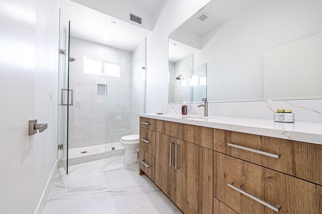 Building Photo - 4445 Auckland Ave