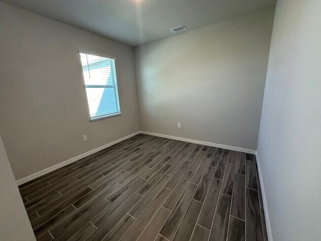 Building Photo - NW Cape Coral Home 4 Bedroom/ 2 Bath/ 3 Ca...