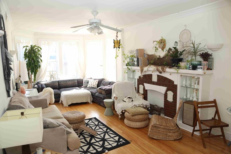 Big Sunny Living Room - 3570 W Lyndale St