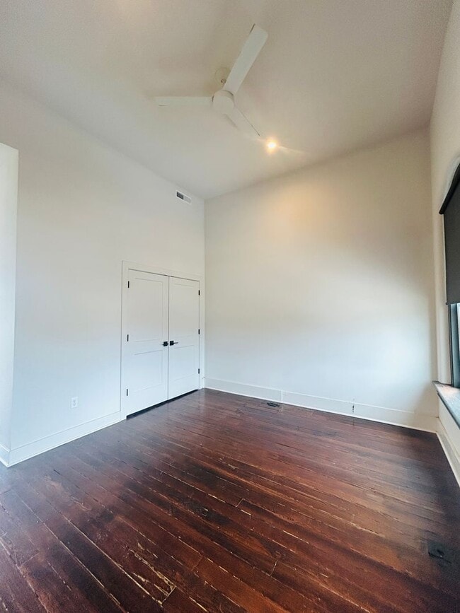 Building Photo - Historic Modern Apartment