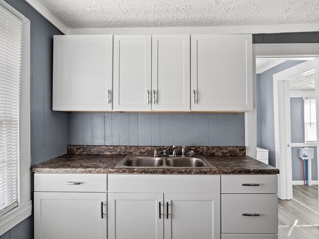 Building Photo - Spacious 2 Bed, 1 Bath Apartment