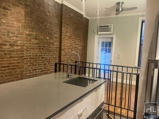 Building Photo - Mott Street