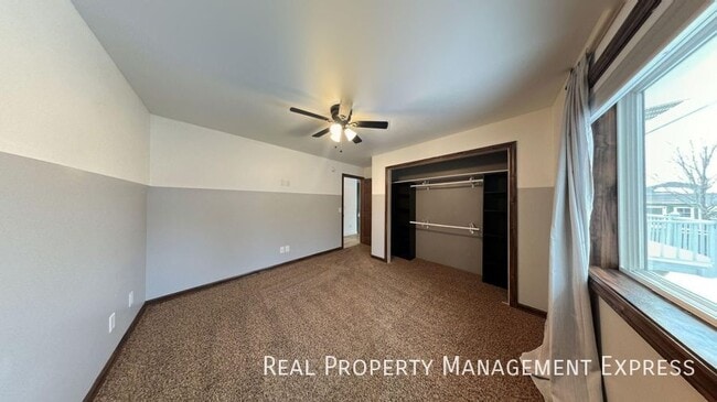 Building Photo - Spacious 4BR, 2BA Gem with Fireplace and O...