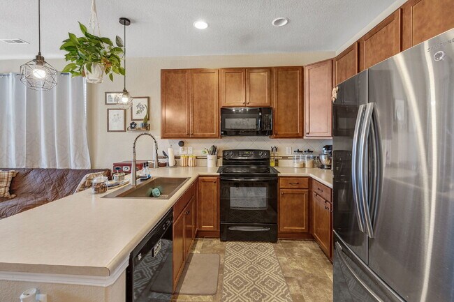Building Photo - This 3 bed 2.5 bath townhome offers a perf...