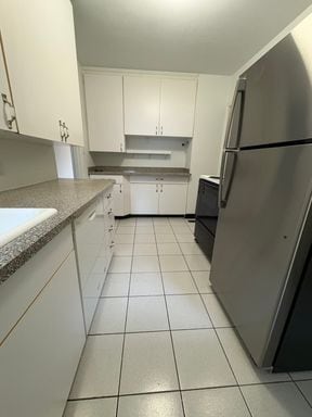 Building Photo - Freshly Painted Large Queen Anne Home! $3495