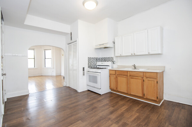 Building Photo - 921 S Laflin St
